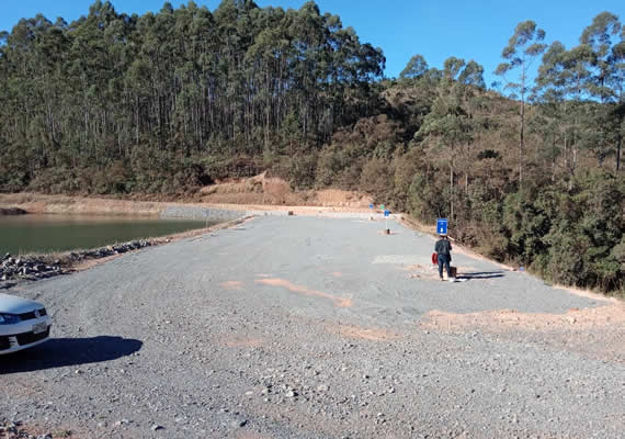 Estabelece a frequncia em que devem ser feitos os relatrios e as declaraes de estabilidade, conforme a classificao de potencial de dano ambiental de cada barragem.