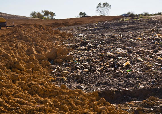 Estudo realizado a partir de etapas que objetivam investigar a possibilidade da ocorrncia de contaminao do solo ou gua, o tipo de contaminante, sua extenso e fonte geradora de passivos ambientais resultantes da atividade humana comercial e industrial.