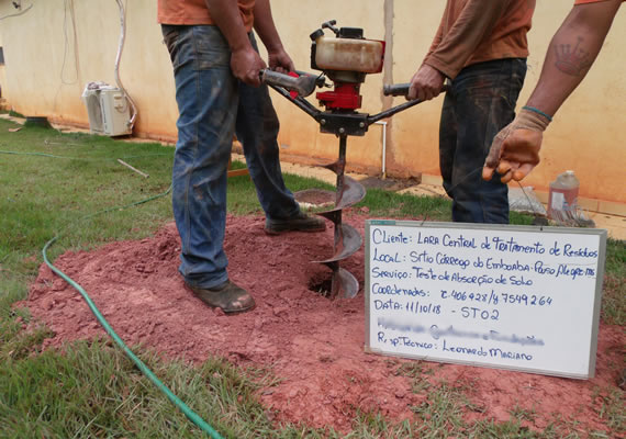 Procedimento para determinao da capacidade de percolao de gua e/ou efluentes lquidos em locais onde se pretende executar obras de engenharia como construo de aterros sanitrios, ou ainda, definio e dimensionamento de reas para sumidouros ou valas de infiltrao.